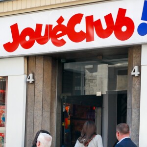 Angelina Jolie quitte un magasin Jouéclub et donne un des jouets qu'elle a acheté à un enfant. Paris, le 9 juillet 2019.