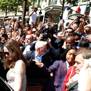 Angelina Jolie quitte le magasin Guerlain sur l'avenue des Champs-Élysées à Paris, en France, le 9 juin 2019.