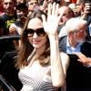 Angelina Jolie quitte le magasin Guerlain sur l'avenue des Champs-Élysées à Paris, en France, le 9 juin 2019.