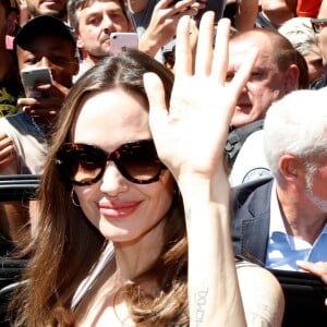 Angelina Jolie quitte le magasin Guerlain sur l'avenue des Champs-Élysées à Paris, en France, le 9 juin 2019.