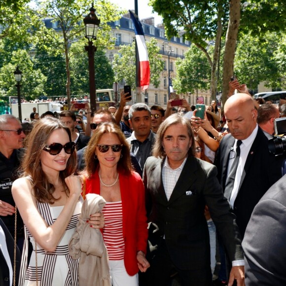 Angelina Jolie quitte le magasin Guerlain sur l'avenue des Champs-Élysées à Paris, en France, le 9 juin 2019.