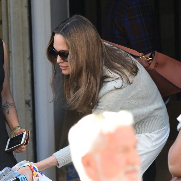 Angelina Jolie quitte un magasin Jouéclub et donne un des jouets qu'elle a acheté à un enfant. Paris, le 9 juillet 2019.