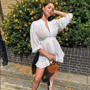 Nabilla, enceinte de son premier enfant, se dévoile en total look blanc moulant son joli baby bump, le 30 juin 2019 sur Instagram.