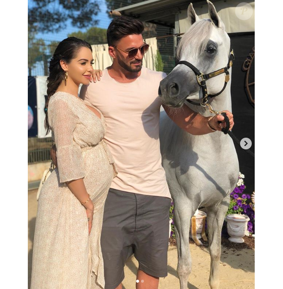 Nabilla, enceinte de son premier enfant, affiche un joli baby bump à Monaco et Menton, en juin 2019 sur Instagram.