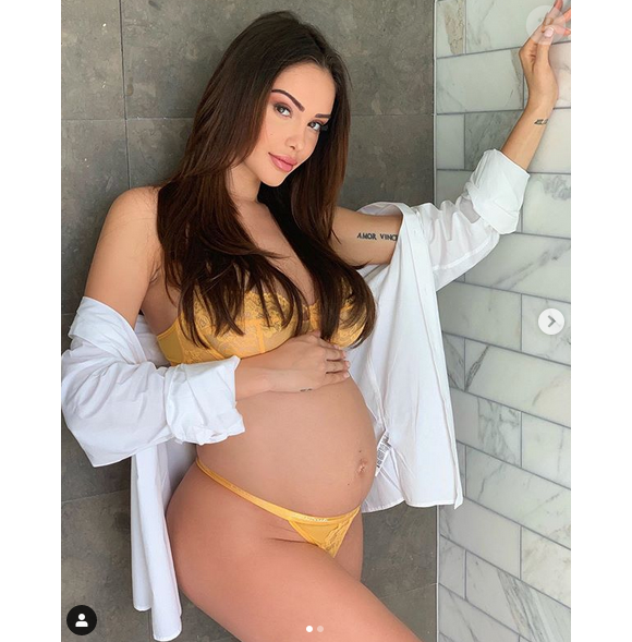 Nabilla, enceinte de son premier enfant. Elle doit accoucher à la fin du mois d'octobre 2019.