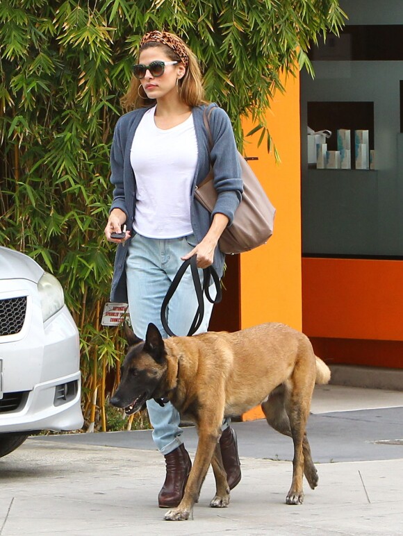 Eva Mendes avec son chien dans les rues de Los Angeles, le 7 mars 2013