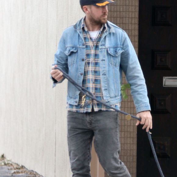 Exclusif - Ryan Gosling promène son adorable chien, à la fin de la balade il le porte dans le coffre de sa voiture, Los Angeles le 12 avril 2019.