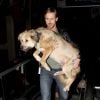 Ryan Gosling et son chien George à l'aéroport de Los Angeles en 2011.