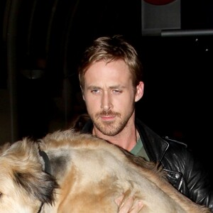 Ryan Gosling et son chien George à l'aéroport de Los Angeles en 2011.