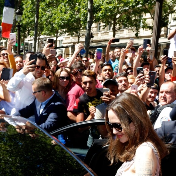 Angelina Jolie à la sortie du magasin Guerlain sur l'avenue des Champs-Élysées à Paris, en France, le 9 juillet 2019.