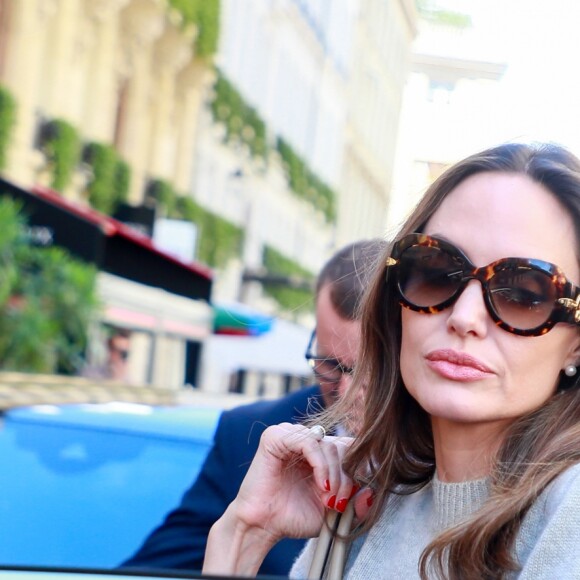 Angelina Jolie à la sortie de l'hôtel de Crillon à Paris le 9 juillet 2019.