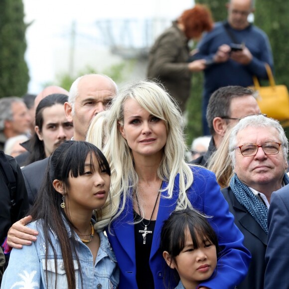 Laeticia Hallyday et ses filles Jade et Joy, Jean-Luc Moudenc (Maire de Toulouse) - Laeticia Hallyday et ses filles Jade et Joy inaugurent une esplanade portant le nom de Johnny Hallyday située en face du Zénith de Toulouse, le 15 juin 2019, date hautement symbolique puisque le rockeur aurait eu 76 ans. © Dominique Jacovides/Bestimage
