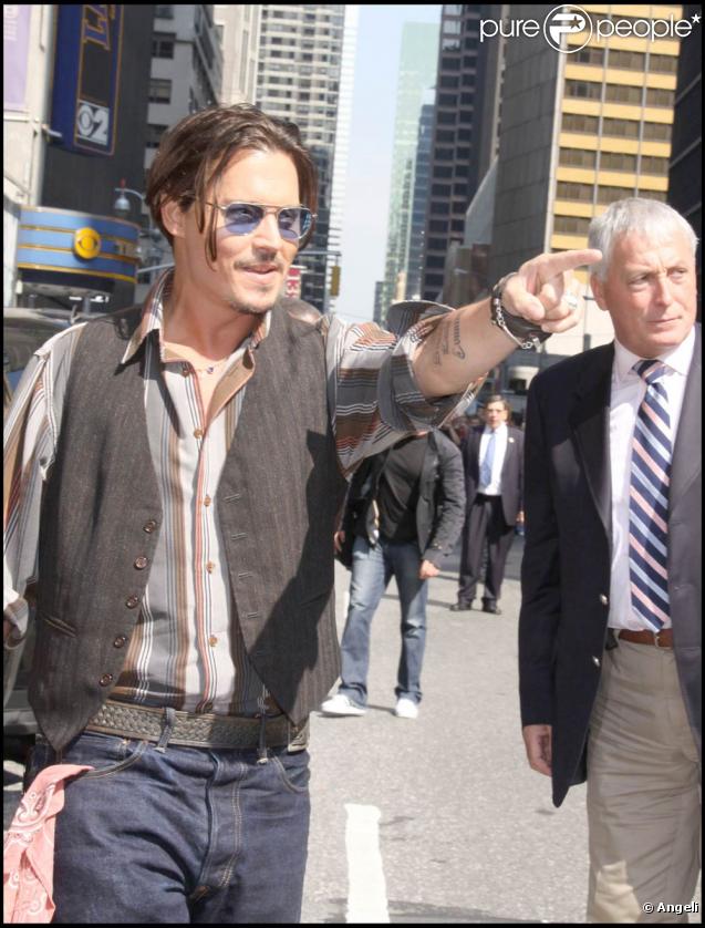 http://static1.purepeople.com/articles/8/34/34/8/@/238385-johnny-depp-s-apprete-a-venir-sur-le-637x0-1.jpg
