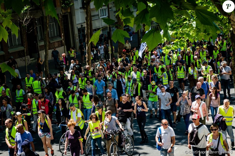 Les Gilets Jaunes Défilent De Nouveau à Paris Pour Leur Acte