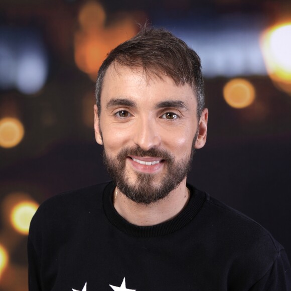 Rendez-vous portrait en studio avec Christophe Willem à Paris. Il porte un sweat 'Etoile Europe' de la marque Etudes, le 15 novembre 2017. © Cédric Perrin / Bestimage