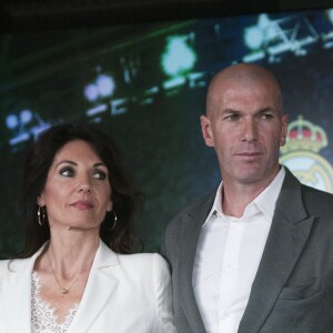 Le nouvel entraîneur du Real Madrid Zinedine Zidane et sa femme Véronique après la conférence de presse au stade Santiago Bernabeu à Madrid, Espagne, le 11 mars 2019.