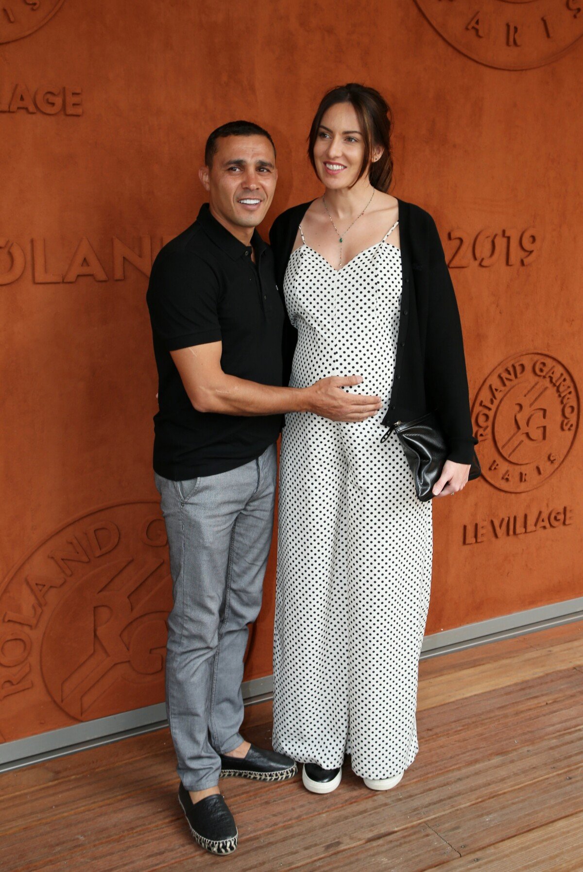 Photo : Brahim Asloum et Justine Pouget (enceinte) au village lors des 