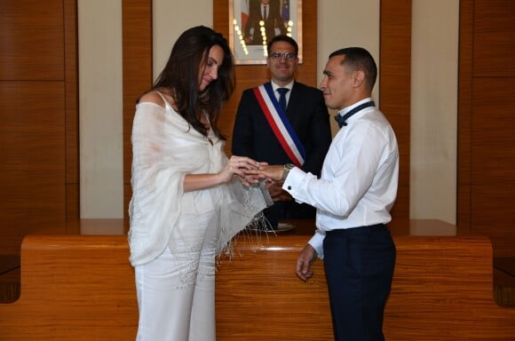 Mariage de Brahim Asloum et Justine Pouget, enceinte de leur premier enfant, à la mairie du 17e arrondissement de Paris, le 8 juillet 2019.