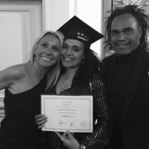 Inès Karembeu diplômée de l'EFAP, pose avec ses parents Estelle Delacrox et Christian Karembeu. Photo publiée sur Instagram le 20 mars 2019.