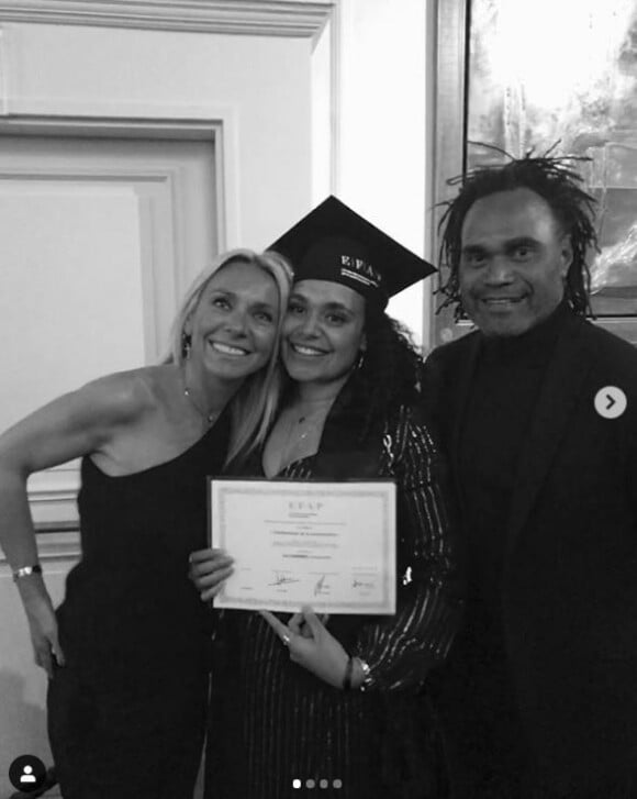 Inès Karembeu diplômée de l'EFAP, pose avec ses parents Estelle Delacrox et Christian Karembeu. Photo publiée sur Instagram le 20 mars 2019.