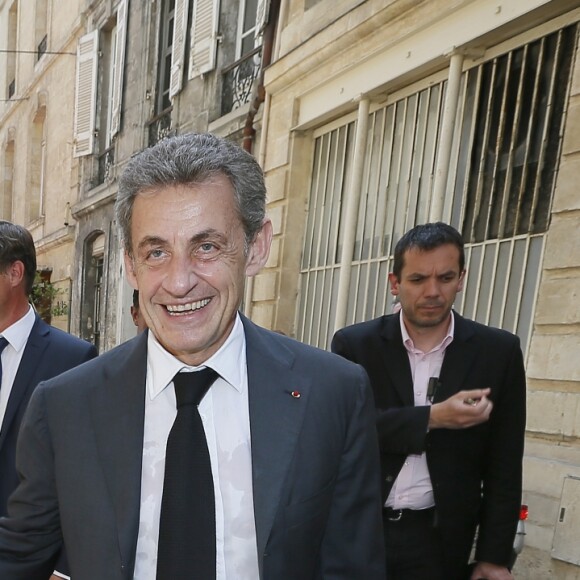Nicolas Sarkozy dédicace son livre "Passions" puis se promène, à la rencontre des habitants de Bordeaux, le 4 juillet 2019. © Patrick Bernard/Bestimage ux