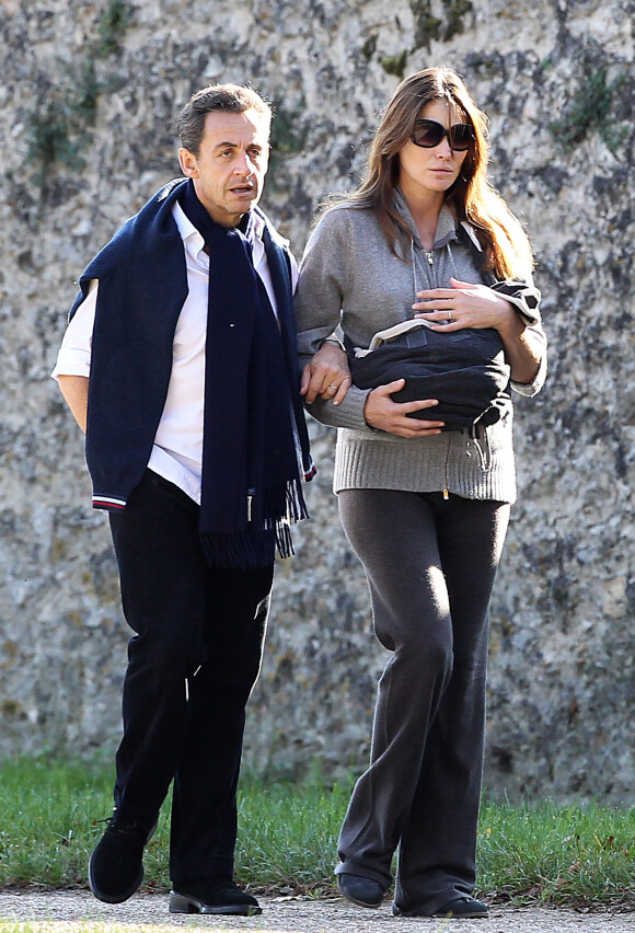 Nicolas Sarkozy et Carla Bruni avec leur bébé Giulia, à La Lanterne, à Versailles, le 31 octobre 2011.