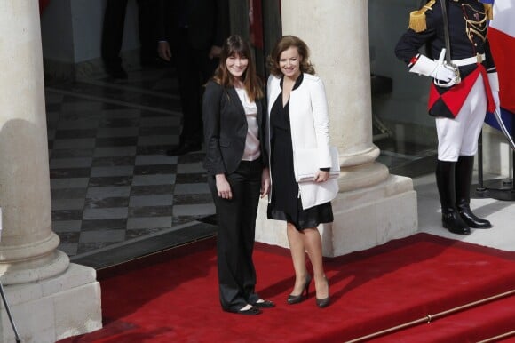 Valérie Trierweiler, Carla Bruni-Sarkozy - Cérémonie de passation de pouvoir entre Nicolas Sarkozy et François Hollande au palais de l'Elysée à Paris. Le 15 mai 2012.