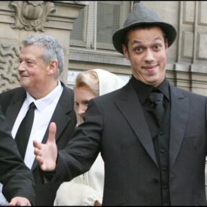 Raphaël Carlier et Jonathan Schnydeps lors du mariage du mariage de Guy Carlier, le 25 novembre 2006, à Paris.