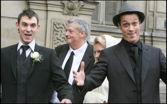 Raphaël Carlier et Jonathan Schnydeps lors du mariage du mariage de Guy Carlier, le 25 novembre 2006, à Paris.