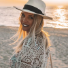 Jessica Thivenin enceinte et souriante à la plage, le 22 juillet 2019
