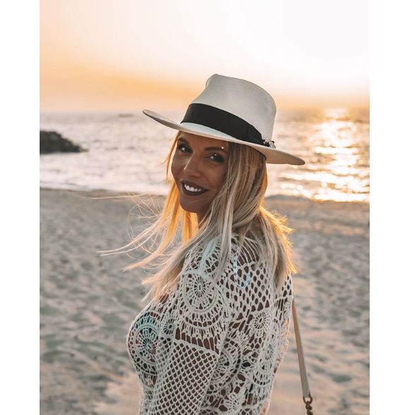 Jessica Thivenin enceinte et souriante à la plage, le 22 juillet 2019