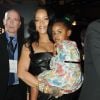 Rihanna (Robe Versace) et sa nièce Majesty lors du lancement du maquillage "Fenty by Rihanna (Robe Versace)" chez Sephora à Milan, Italie, le 5 avril 2018.