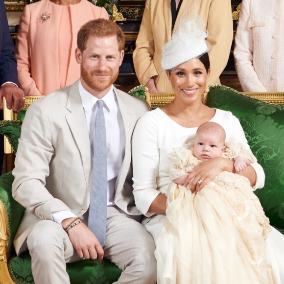 La mère de Meghan Doria Raglan, Camilla Parker Bowles, duchesse de Cornouailles, le prince Charles, prince de Galles, le prince William, duc de Cambridge, et Catherine (Kate) Middleton, duchesse de Cambridge, lady Jane Fellowes, lady Sarah McCorquodale - Le prince Harry et Meghan Markle, duc et duchesse de Sussex, photos du baptème de leur fils Archie Harrison Mountbatten-Windsor. Windsor, le 6 juillet 2019. ©Chris Allerton via Bestimage NEWS EDITORIAL USE ONLY. NO COMMERICAL USE. NO MERCHANDISING, ADVERTISING, SOUVENIRS, MEMORABILIA or COLOURABLY SIMILAR. NOT FOR USE AFTER AFTER 31 DECEMBER, 2019 WITHOUT PRIOR PERMISSION FROM ROYAL COMMUNICATIONS. NO CROPPING. Copyright in this photograph is vested in The Duke and Duchess of Sussex. Publications are asked to credit the photographs to Chris Allerton. No charge should be made for the supply, release or publication of the photograph. The photograph must not be digitally enhanced, manipulated or modified in any manner or form and must include all of the individuals in the photograph when published. This official christening photograph released by the Duke and Duchess of Sussex shows the Duke and Duchess with their son, Archie and (left to right) the Duchess of Cornwall, The Prince of Wales, Ms Doria Ragland, Lady Jane Fellowes, Lady Sarah McCorquodale, The Duke of Cambridge and The Duchess of Cambridge in the Green Drawing Room at Windsor Castle. Windsor, July 6th 2019.06/07/2019 - WindsorCatherine (Kate) Middleton, duchesse de Cambridge