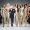 Donatella Versace a conclu le défilé Versace printemps-été 2018 dédié à la mémoire de son frère Gianni avec à ses côtés Carla Bruni-Sarkozy, Claudia Schiffer, Naomi Campbell, Cindy Crawford et Helena Christensen, le 22 septembre 2017 à la Fashion Week de Milan.