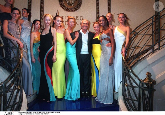 Gianni Versace et ses mannequins (dont Naomi Campbell) à Paris. Juillet 1996.