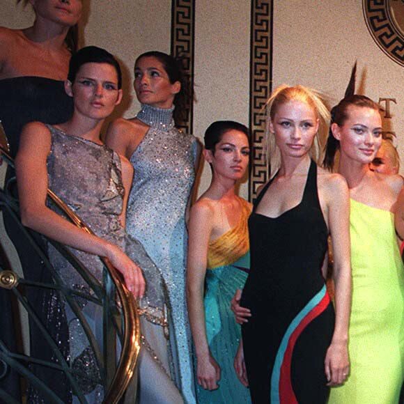 Gianni Versace et ses mannequins (dont Naomi Campbell) à Paris. Juillet 1996.