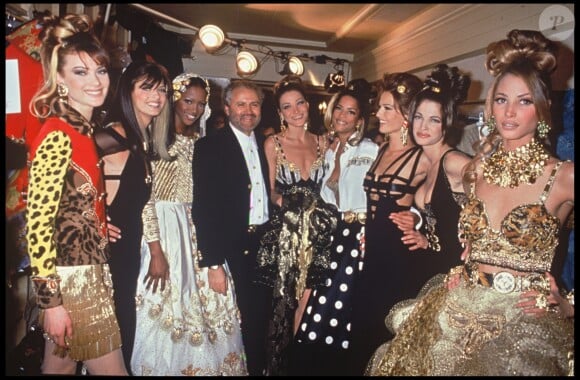 Gianni Versace et ses mannequins à Paris. Janvier 1992.