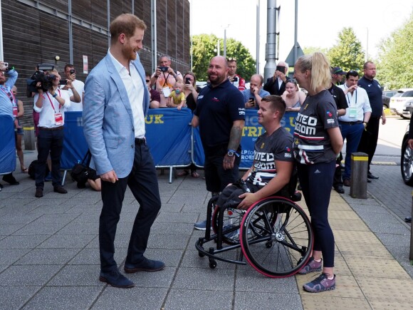 Le prince Harry, duc de Sussex, lors du départ de la course "Invictus UK Trials" depuis le "English Institute of Sport" à Sheffield. Le 25 juillet 2019