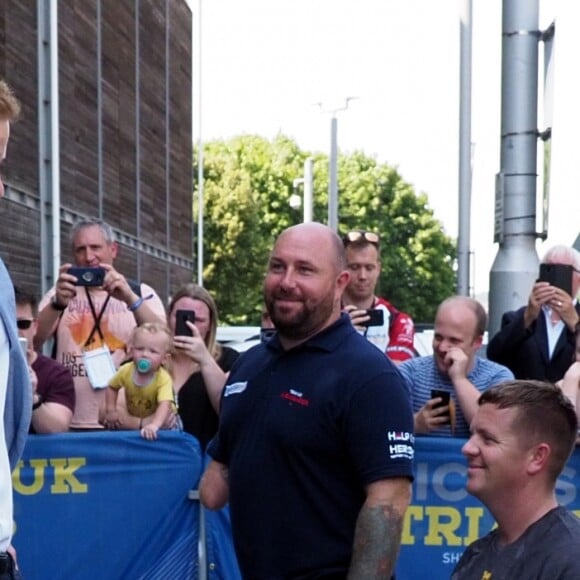 Le prince Harry, duc de Sussex, lors du départ de la course "Invictus UK Trials" depuis le "English Institute of Sport" à Sheffield. Le 25 juillet 2019