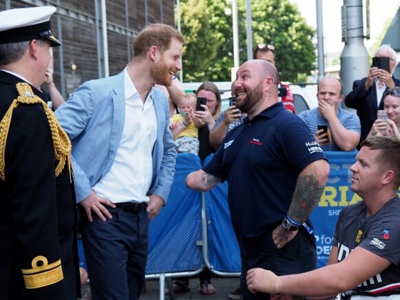 Le prince Harry, duc de Sussex, lors du départ de la course "Invictus UK Trials" depuis le "English Institute of Sport" à Sheffield. Le 25 juillet 2019