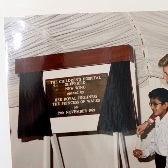 Le prince Harry, duc de Sussex, lors d'une visite à l'hôpital pour enfants de Sheffield le 25 juillet 2019 à Sheffield, en Angleterre le 25 juillet 2019. Le prince a visionné les photographies de sa mère, la princesse Diana, lors de sa visite il y a 30 ans à l'ouverture de l'hôpital.