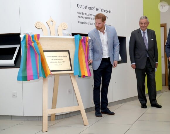 Le prince Harry, duc de Sussex, lors d'une visite à l'hôpital pour enfants de Sheffield le 25 juillet 2019 à Sheffield, en Angleterre le 25 juillet 2019.