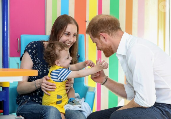 Le prince Harry, duc de Sussex, lors d'une visite à l'hôpital pour enfants de Sheffield le 25 juillet 2019 à Sheffield, en Angleterre le 25 juillet 2019.