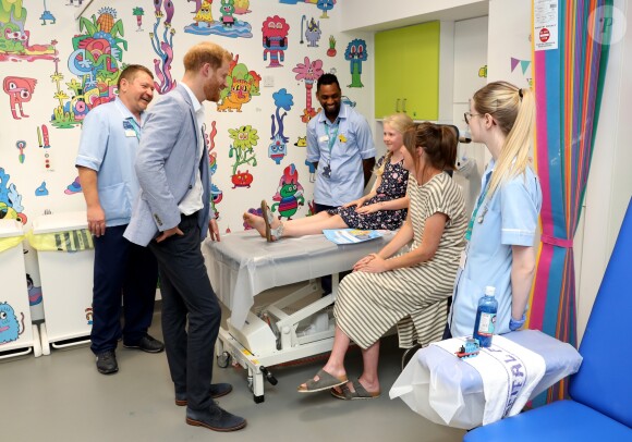 Le prince Harry, duc de Sussex, lors d'une visite à l'hôpital pour enfants de Sheffield le 25 juillet 2019 à Sheffield, en Angleterre le 25 juillet 2019.