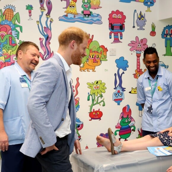 Le prince Harry, duc de Sussex, lors d'une visite à l'hôpital pour enfants de Sheffield le 25 juillet 2019 à Sheffield, en Angleterre le 25 juillet 2019.