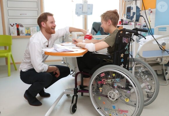 Le prince Harry, duc de Sussex, lors d'une visite à l'hôpital pour enfants de Sheffield le 25 juillet 2019 à Sheffield, en Angleterre le 25 juillet 2019.