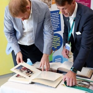 Le prince Harry, duc de Sussex, lors d'une visite à l'hôpital pour enfants de Sheffield le 25 juillet 2019 à Sheffield, en Angleterre le 25 juillet 2019.