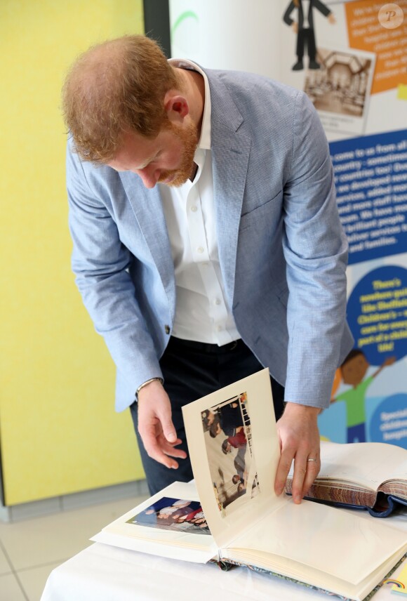 Le prince Harry, duc de Sussex, lors d'une visite à l'hôpital pour enfants de Sheffield le 25 juillet 2019 à Sheffield, en Angleterre le 25 juillet 2019.