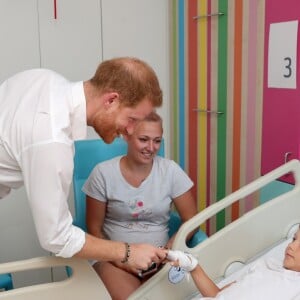 Le prince Harry, duc de Sussex, lors d'une visite à l'hôpital pour enfants de Sheffield le 25 juillet 2019 à Sheffield, en Angleterre le 25 juillet 2019.