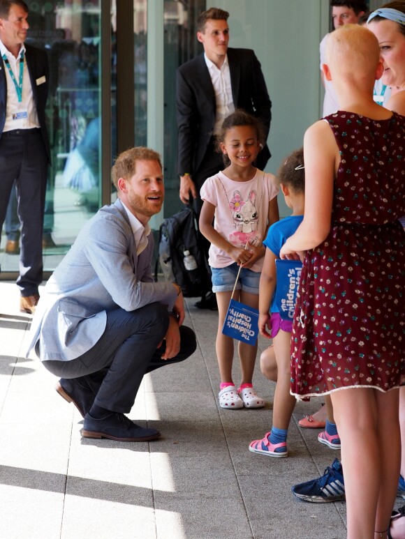 Le prince Harry, duc de Sussex quitte l'hôpital pour enfants de Sheffield le 25 juillet 2019.